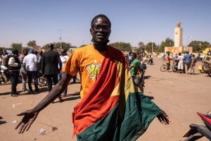 Un sostenitore del colpo di stato militare a Ouagadougou, Burkina Faso, 24 gennaio 2022. (Olympia de Maismont, Afp)