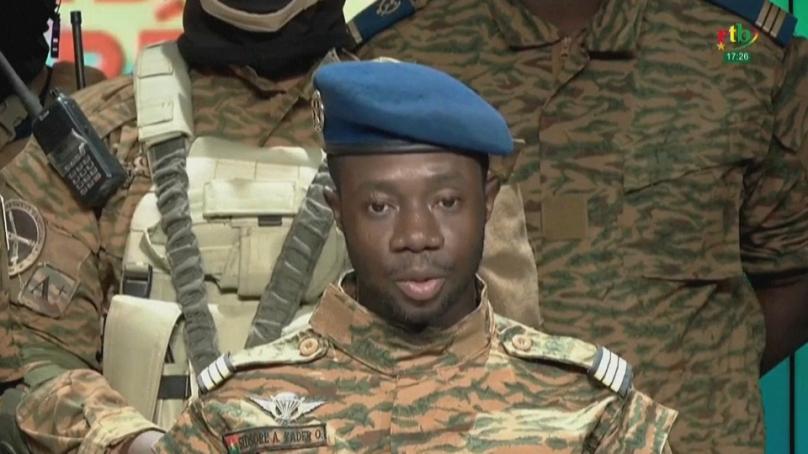 Il capitano Sidsorì Kader Oudraogo, apparso alla tv nazionale del Bukina Faso.Screengrab by AP video